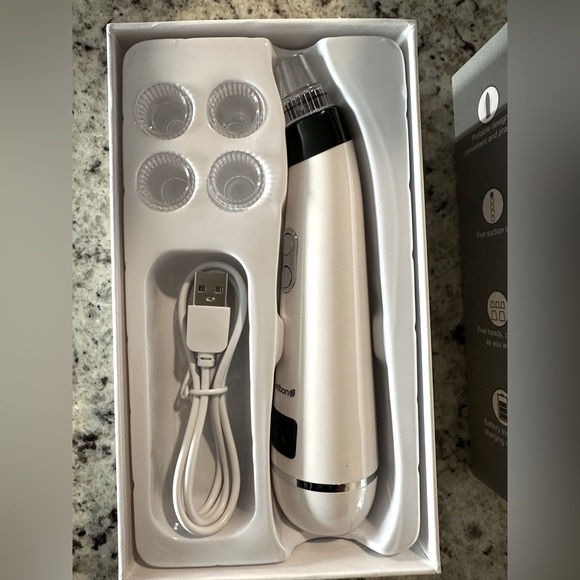 Blackhead remover with charger - Picture 2 of 3